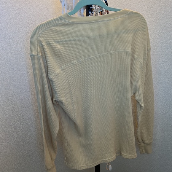 Aritzia Tna waffle knit long sleeve, yellow size 2xs - Picture 3 of 5
